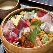 1日5食限定のオススメ海鮮丼です。9品の具材がふんだんに使われています。