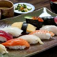 豊洲市場直送のマグロをはじめ、活きのいいネタの江戸前寿司。サラダ・茶碗蒸し付