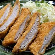 薄切り豚ロース肉を重ねた、ジューシーで柔らかなとんかつ・オリジナルソースで