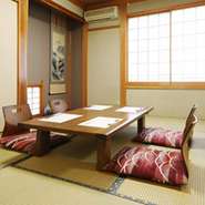 六畳間が三つあり、各部屋に感染症対策を徹底しております。人数によってお部屋の調整が可能です。