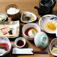 人気の七草あげ餅・南瓜万頭・鯛茶漬けが入った全7品のお得なメニューです。女性に大人気のお料理です。