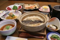 大好評のミニ懐石を、鯛茶漬けの代わりに、富士まぶしを入れました。馬刺しか鮮魚のお刺身か選べます

