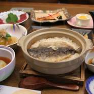 テレビでも多数紹介されている富士まぶしと人気の七草揚げ餅や南瓜饅頭など全七品のコース料理です