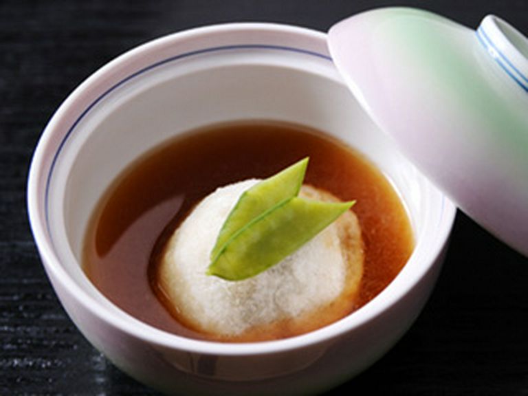 多彩な味わいを詰め込んだ餅を特製の汁で味わう七草あげ餅