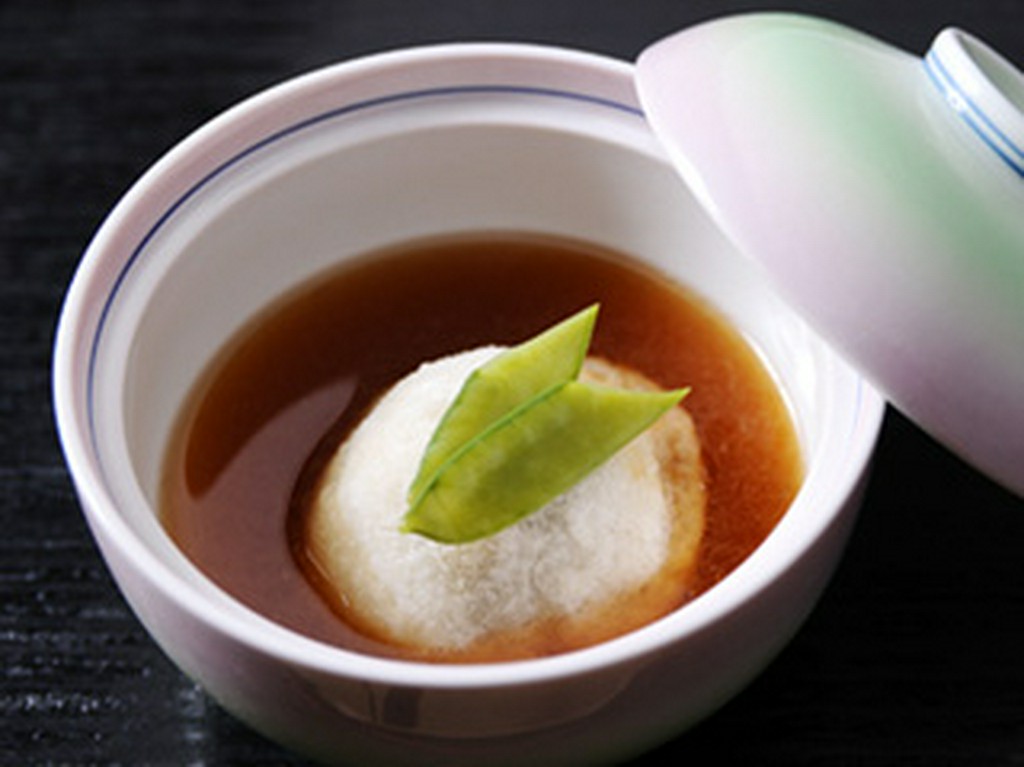 多彩な味わいを詰め込んだ餅を特製の汁で味わう七草あげ餅