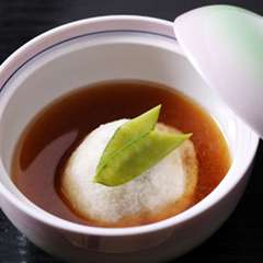 多彩な味わいを詰め込んだ餅を特製の汁で味わう七草あげ餅