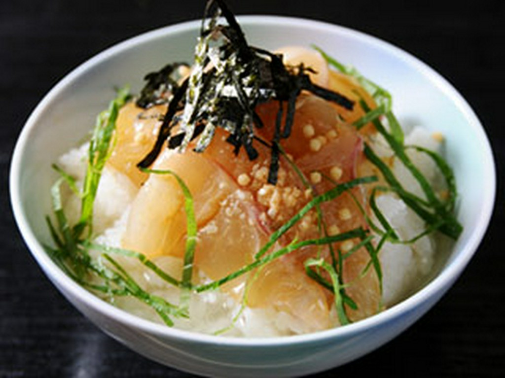 刺身用の鯛をゴマの風味の効いたタレで味わう名物料理、鯛茶漬け