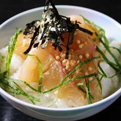 刺身用の鯛をゴマの風味の効いたタレで味わう名物料理、鯛茶漬け