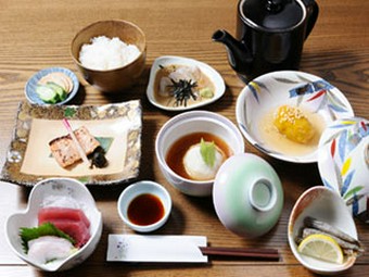 当店人気のメニュー、鯛茶漬け・七草揚げ餅・南瓜万頭が付いた、大変お得なコースです。