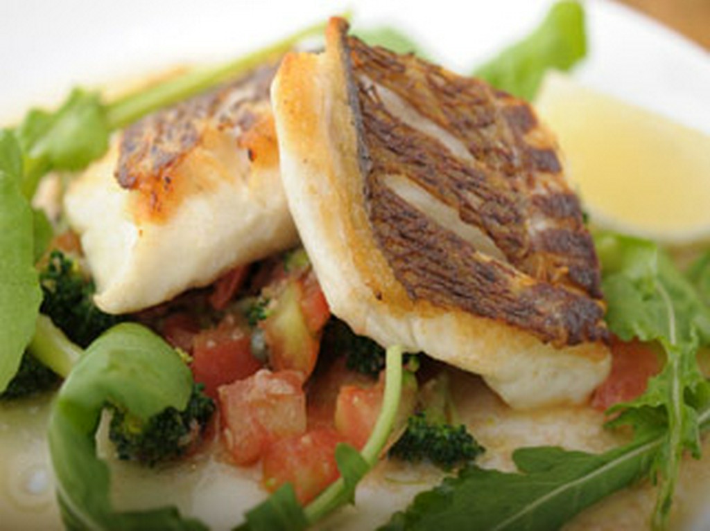 本日のお魚の香草焼き、アンチョビケッパーソース