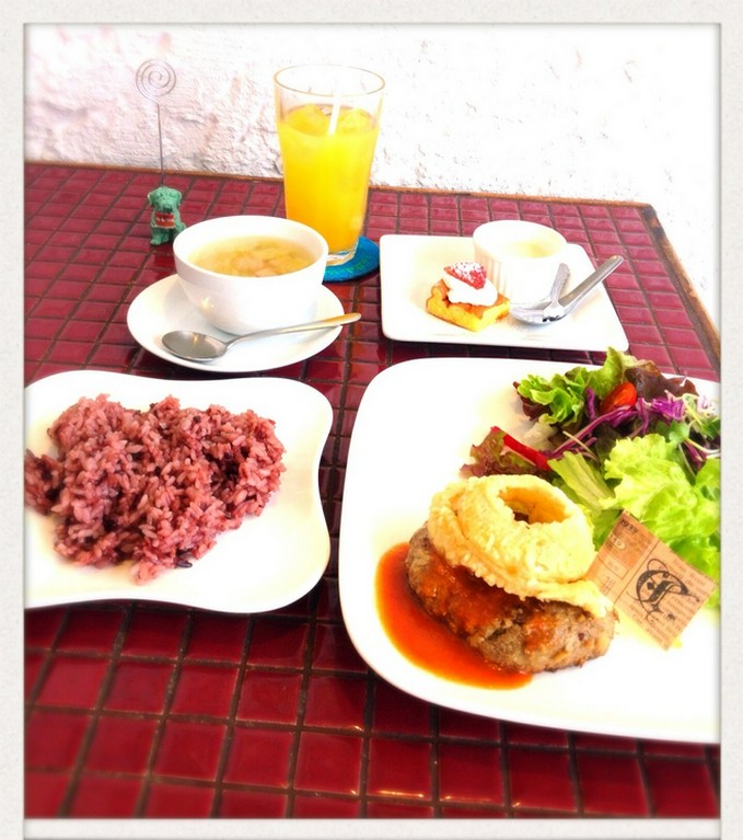 コムオシエルの一番人気の手ごねハンバーグランチ。990円～