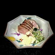 新鮮な鰤に塩を振って焼き目がつくまで炙り薬味と一緒に召し上がっていただく料理です。