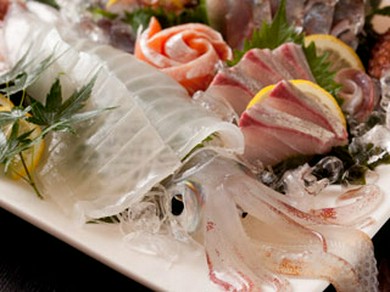 活イカの造り　980円～