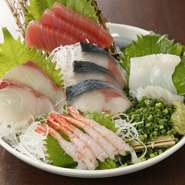 大満足の食事と飲み放題の付いたコースを多数ご用意してます。
九州地魚のお刺身から、熊本の馬刺しなど九州料理をご堪能頂けます。
またもつ鍋コースでは本場博多のもつ鍋を皆さんで囲んで楽しんで頂けます