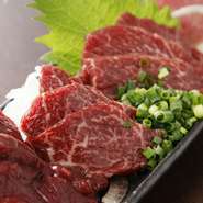 店内奥にあるお座敷掘りごたつの広い席でおもてなし。
お料理は九州地魚や熊本の特級馬刺しをご用意、後半は鍋にいっても良し、つまみを堪能しても良し。更に接待という合言葉で飲み放題はプレミアムに変更します。