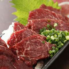 お座敷の広い掘りごたつ席にて、九州料理でおもてなし