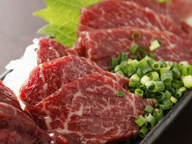 お座敷の広い掘りごたつ席にて、九州料理でおもてなし