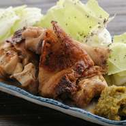 じっくりと四時間コトコトと炊き上げたヒアルロンサン、コラーゲン、エラスチンをいっぱい含んだ一品！