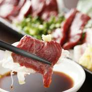 熊本馬刺しが大人気！他にも九州のおつまみや炭火焼などお料理も納得のボリューム！

