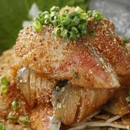 博多の新鮮なサバを九州の「たまり醤油」と胡麻で和えて食べる伝統料理。当店では大人気です！