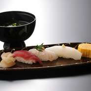 ご接待やお顔合わせにダントツの人気。
　 はな甚懐石　&yen;9,350-&yen;12,100-&yen;16,500-
天然の生マグロや鯛＋100％手作りのお料理の数々は、
きっと ゲストにご満足いただけるはずです…。
