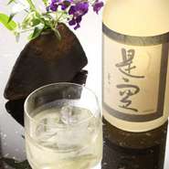 厳選大麦を材料とし樫樽とかめで熟成を重ねた原酒は深い味わいとまろやかさを獲得し『是空』となります。