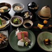 飲み物：ビール一本or生ビール一杯・
その他飲み放題：黒霧島・帝松・赤白ワイン・ウーロン茶・オレンジジュース