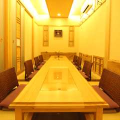 優しい光が降り注ぐ個室。最大30名様までの宴会が可能。