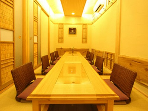 優しい光が降り注ぐ個室。最大30名様までの宴会が可能。