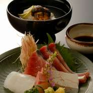 9月からご用意できる鱧と松茸の土瓶蒸しは、はな甚懐石、6600円のコースから。