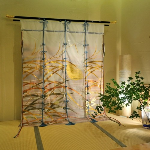 玄関を開けると、季節の几帳があなたをお迎えします