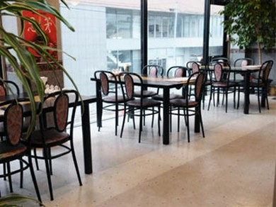 窓から景色を見ながらのお食事もできます。