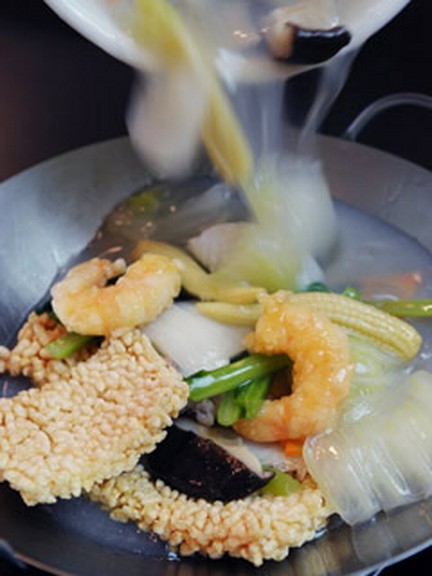 おこげの五目あんかけは五感を楽しめる一品です。