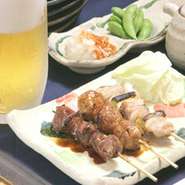 サラリーマンに人気の『晩酌セット』は、お飲み物一杯とお任せ三串にお通しも込みのお得なセットです。一日の疲れを癒しにいらしてください。