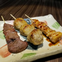 　串焼き三昧（とりもも・エゴマ豚・牛ハラミ）