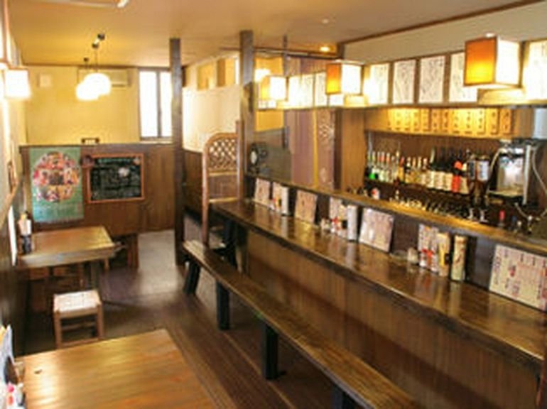 広々とした一枚板のカウンター。