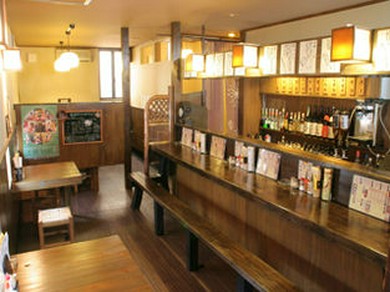 広々とした一枚板のカウンター。