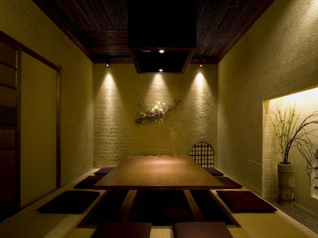 六本木交差点近くながら、外界の喧騒とは無縁の和の世界