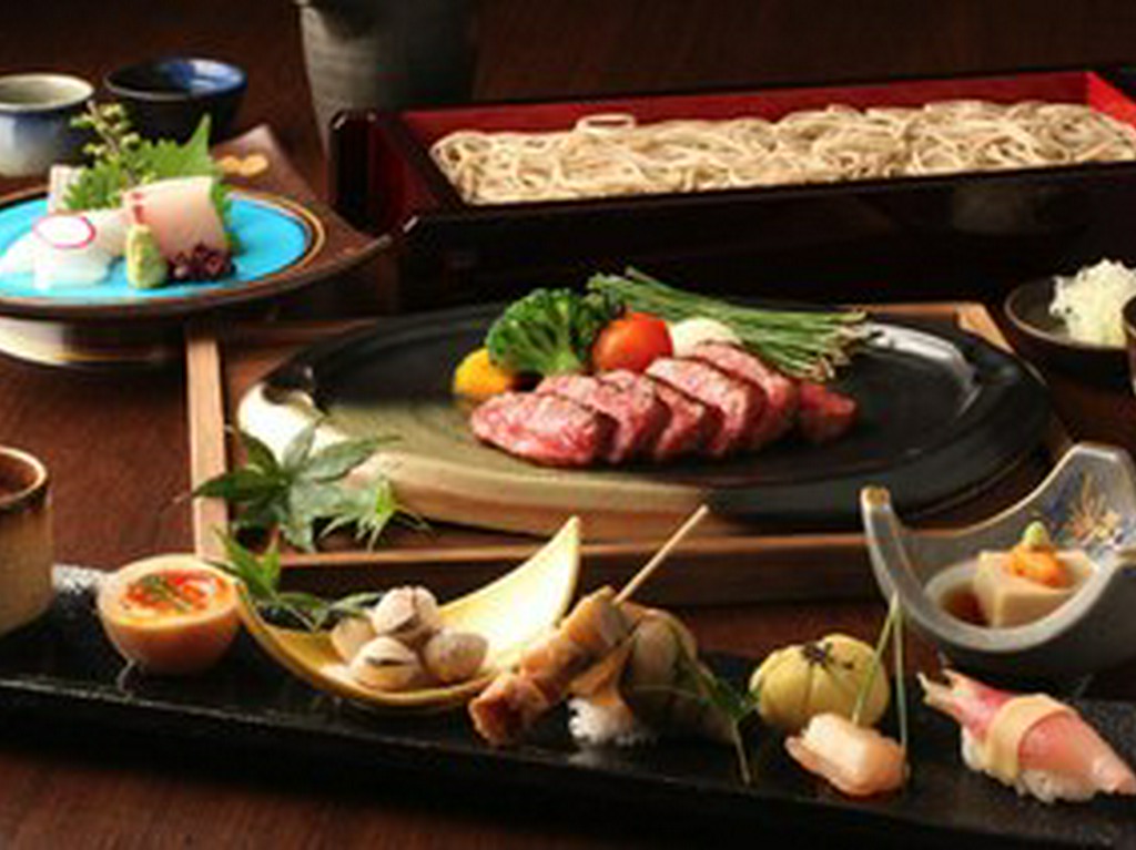 全国から集めた極上食材を自慢の鉄板で焼きあげます