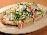 ピザ生地は北海道産の小麦を使った自家製でボリュームも抜群です。
ハーフサイズ　580円