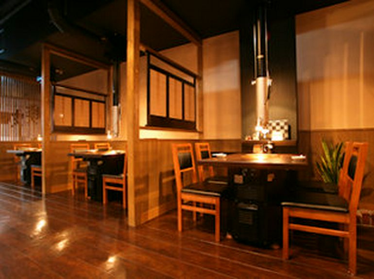 シーンに合わせ、テーブル席、カウンター席、掘りごたつ席有!