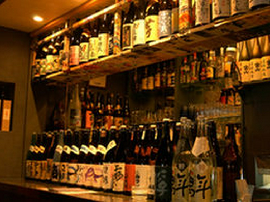 自慢の焼酎は常時450種以上。お気に入りがきっと見つかります。