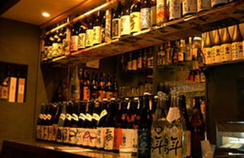 自慢の焼酎は常時450種以上。お気に入りがきっと見つかります。