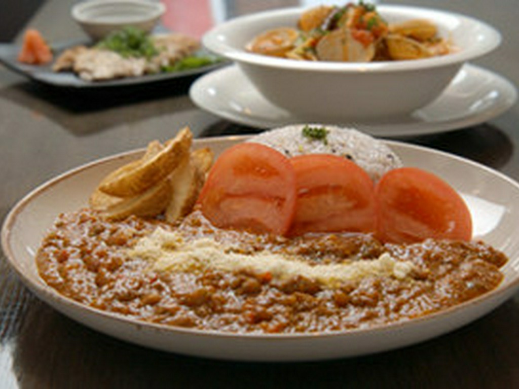 オリジナルでブレンドしたスパイスが食欲そそる。ボリューム満点