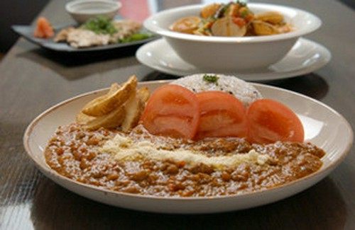 オリジナルでブレンドしたスパイスが食欲そそる。ボリューム満点