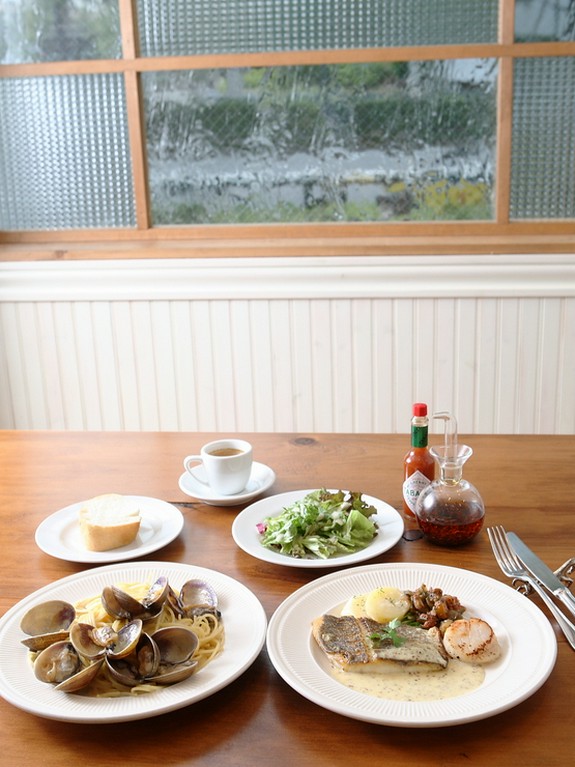サラダ・フランスパン・ドリンクorスープorデザート付きのランチ