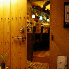 階段を下りると心地よい空間が広がるデートにぴったりなお店