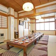 最大50名の大広間のほか、10名の個室も充実。コースは、旬の食材をふんだんに盛り込んだ和洋中。『横手やきそば』をはじめ、鍋、刺身、寿司、焼き鳥、中華料理に、150分の飲み放題が付いて価格もリーズナブル。