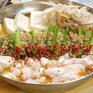 国産牛の小腸を3種の味噌と和風ダシで仕上げた、濃厚な味わいが人気。ボリューム満点の逸品です。