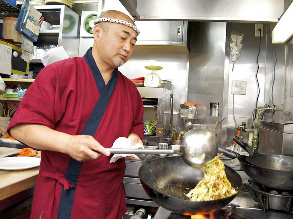 店長自らが試作を重ねた「横手やきそば」7年連続首位の味を堪能